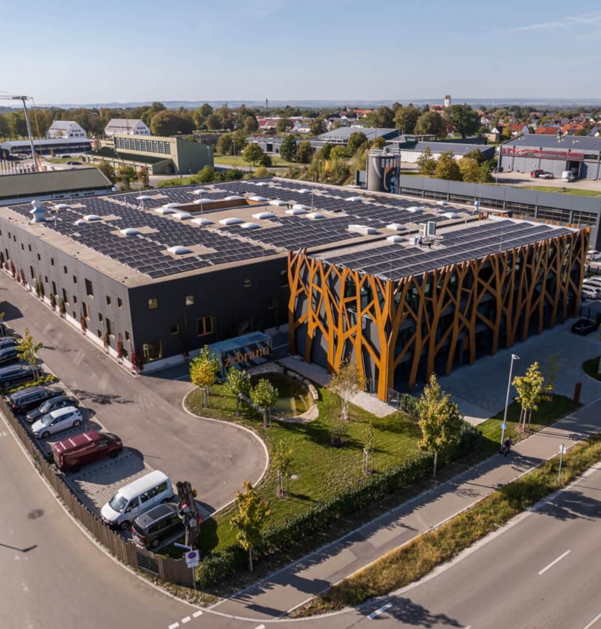 Zebrano Gebäude Aussenansicht und Dach mit Photovoltaik